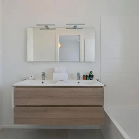 Modern New Appartement With Sunny Terrace And Parking